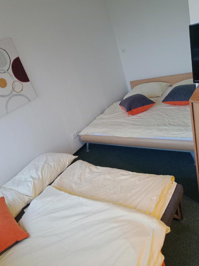 Apartman Obecni Hostinec Provodov (Hradec Kralove) Buitenkant foto